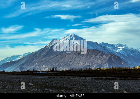 Ladakh, Indien - Panorama-Blick auf den Himalaya. Schneeberge in Ladakh mit erstaunlichen Wolkenlandschaft ist einfach hypnotisierend. Landschaft in Ladakh. - Bild Stockfoto