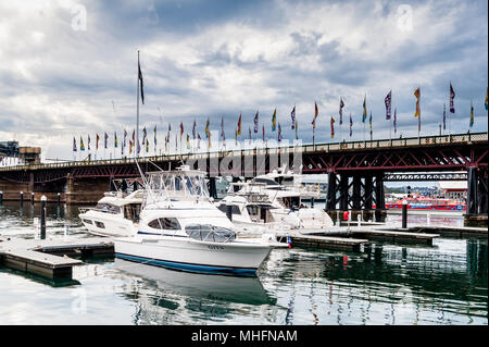 Blick auf die Boote, Yachten und andere Schiffe um Darling Harbour in Sydney in New South Wales, Australien. Stockfoto