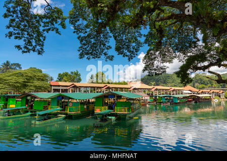 Bohol, Philippinen, 19. April 2018 schwimmenden Restaurants am Fluss am Loboc Stockfoto