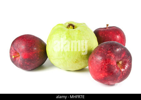 Frische Apfel und Guave auf Weiß Stockfoto