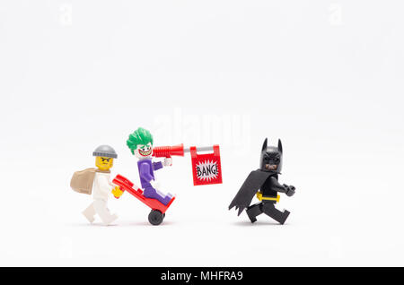 Mini Abbildung des Menschen quirlig Trolley mit Joker auf es jagt Batman. Lego Minifiguren sind von der Lego Gruppe hergestellt. Stockfoto