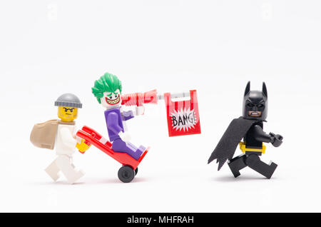 Mini Abbildung des Menschen quirlig Trolley mit Joker auf es jagt Batman. Lego Minifiguren sind von der Lego Gruppe hergestellt. Stockfoto