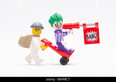 Mini Abbildung des Menschen quirlig Trolley mit Joker auf. Lego Minifiguren sind von der Lego Gruppe hergestellt. Stockfoto