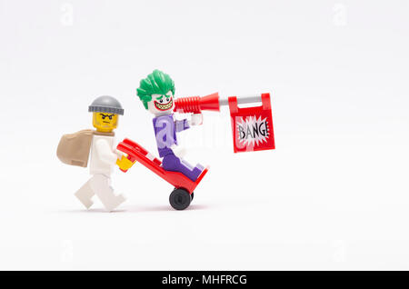 Mini Abbildung des Menschen quirlig Trolley mit Joker auf. Lego Minifiguren sind von der Lego Gruppe hergestellt. Stockfoto