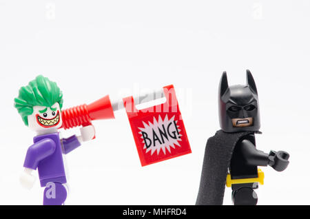 Mini Abbildung eines Joker mit bang Pistole und Batman. Lego Minifiguren sind von der Lego Gruppe hergestellt. Stockfoto