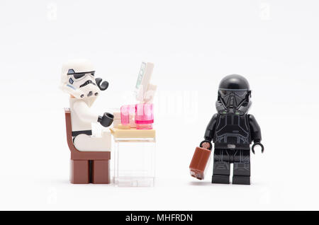 Storm Trooper mit Desktop-computer ein, und Tod trooper. Lego Minifiguren sind von der Lego Gruppe hergestellt. Stockfoto