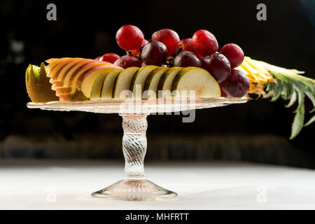 Sortierte Früchte im Weidenkorb Draufsicht Oberfläche isoliert auf Schwarz Stockfoto