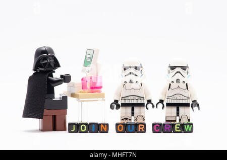 Mini Abbildung von Darth Vader auf Stuhl mit Storm Trooper mit Word unsere Crew. Lego Minifiguren sind von der Lego hergestellt, Stockfoto