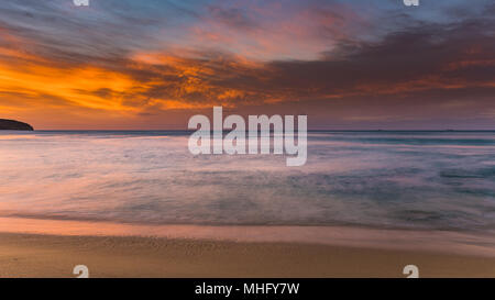 Sanfte und langsame Seascape - Erfassung der Sonnenaufgang von Ettalong Beach an der Central Coast, NSW, Australien. Stockfoto