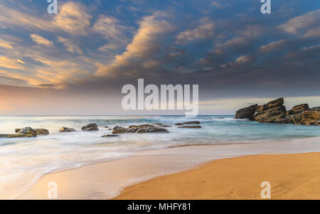 Rocky Seascape - Erfassung der Sonnenaufgang von Ettalong Beach an der Central Coast, NSW, Australien. Stockfoto