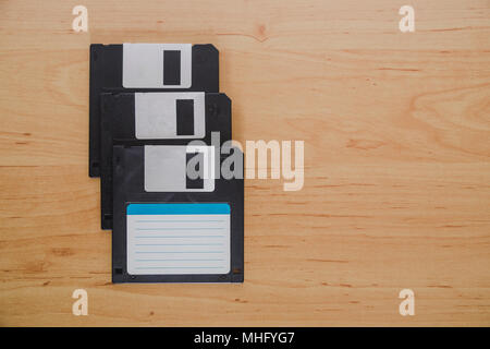 Drei Disketten auf einer hölzernen Hintergrund Stockfoto