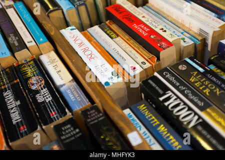 Second Hand Bücher in Boxen in eine Kirche in der britischen Stadt Malvern, einer Region von herausragender Schönheit verkauft wird gestapelt. Stockfoto