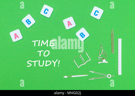 Das Konzept der Schule, Text von Zeit zu studieren, Schule liefert Holz- minitures, abc Buchstaben auf grünem Rückwand Stockfoto