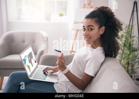 Schöne kluge Frau online arbeiten Stockfoto