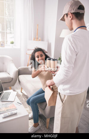 Nette Frau Kaffee, die begeistert Stockfoto