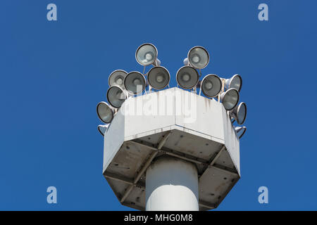 Viele Redner auf einem hohen Turm gegen einen klaren Himmel Hintergrund. Stockfoto