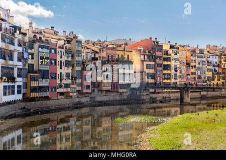 Bunte Häuser im historischen jüdischen Viertel in Girona, Katalonien Stockfoto