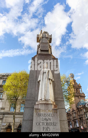 Statue des Ersten Weltkriegs Märtyrer, Krankenschwester Edith Cavell Memorial, Schuß in der Dämmerung als Spion der Deutschen. London West End, St Martin's Place, WC2 Stockfoto