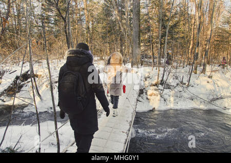 Touristen sind über eine hölzerne Hängebrücke in der "bösen Welt" (Mojie Scenic Area) Stockfoto