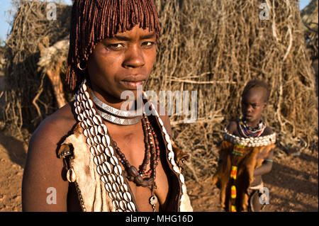 Mutter und Tochter, die der Hamer Stamm (Äthiopien) Stockfoto