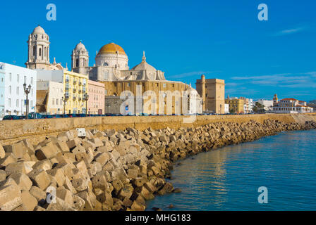 Kathedrale und anderen Gebäuden, an der Avenue Campo del Sur, Cadiz, Andalusien, Spanien Stockfoto