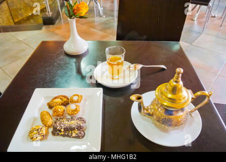 Marokkanischen Pfefferminztee und Petits Fours, Marrakesch, Marokko, Nordafrika Stockfoto