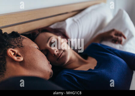 In der Nähe von Paar schlafend auf dem Bett. Mann und Frau schlafen friedlich zusammen. Stockfoto