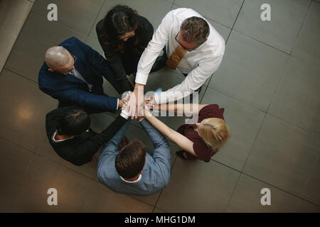Blick von oben auf die Menschen die Hände zusammen. Multirassischen Business Team stapeln Hände übereinander. Stockfoto