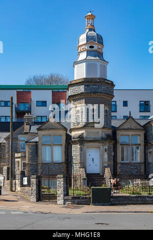 Interessante Gebäude mit einem Turm an der Küste von Penarth, Tal von Glamorgan, Wales, Großbritannien Stockfoto