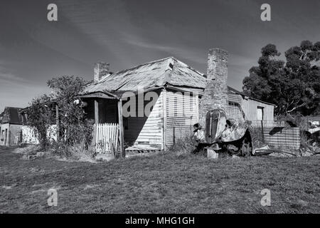 Trunkey Creek, Bathurst, New South Wales, Australien. Schwarz-weiß Bild von Altbauten mit Teil eines alten Auto in dem kleinen Dorf Trunkey Cr Stockfoto