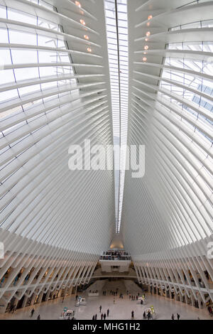 NEW YORK, VEREINIGTE STAATEN - 24 April 2017 - World Trade Center ist eine Station auf dem Weg. Der Hauptbahnhof Haus, der Oculus, am 4. März 20 geöffnet Stockfoto