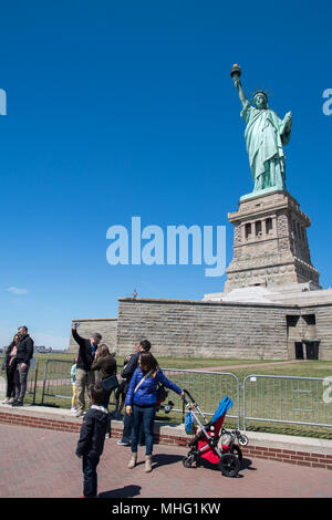 NEW YORK, USA - 22. APRIL 2017 - die Freiheitsstatue Touristen unter selfie mit Smartphone an einem sonnigen Tag Stockfoto