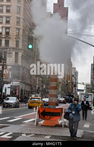 NEW YORK, USA - 24. APRIL 2017 5th Avenue Road arbeitet in stark befahren Straßen der Stadt Stockfoto