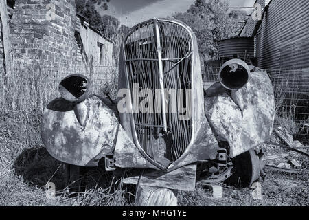 Trunkey Creek, Bathurst, New South Wales, Australien. Schwarz-weiß Fotografie ein rostiges Wrack eines alten Auto in dem kleinen Dorf Trunkey Creek s Stockfoto