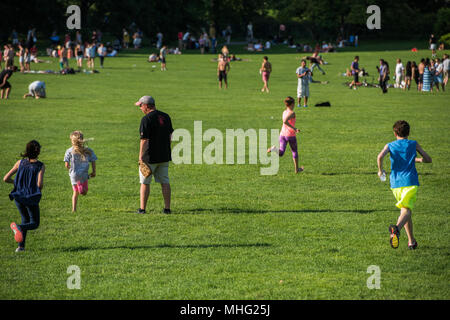 NEW YORK - USA - 14. Juni 2015 Menschen ist Ausgabe Zeit amüsant im Central Park an sonnigen Sonntag Stockfoto