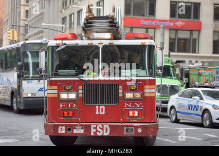 NEW YORK CITY - 12 Juni 2015: Feuerwehrmann Lkw gehen für Feuer während des Tages Stockfoto