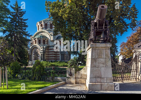 Cannon aus dem Russisch-türkischen Krieg von 1877-1878 und St. George der Eroberer Kapelle Mausoleum, Stadt Pleven, Bulgarien Stockfoto