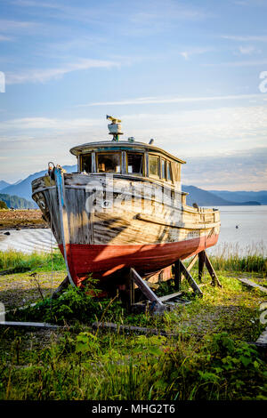 Altes Fischerboot aus dem Wasser bei Icy Strait point Alaska wartet, repariert werden. Stockfoto