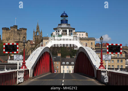 Die Swing Bridge, überquert den Fluss Tyne zwischen Gateshead und Newcastle Upon Tyne, Englan. Die Brücke ist unter Newcastle Schloss und der Stadt. Stockfoto