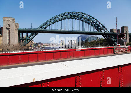 Die Tyne Bridge und Gateshead Millennium Bridge über den Fluss Tyne, von der Drehbrücke in Newcastle-upon-Tyne, Großbritannien Stockfoto