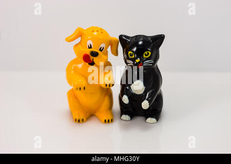 Kunststoff Hund und Katze Salz- und Pfefferstreuer set Stockfoto