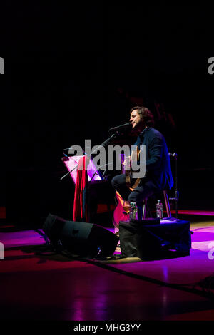 Mailand, Italien. 16 Apr, 2018. Jack Savoretti auf der Bühne am Teatro Dal Verme in Mailand für seine Akustik Tour. Credit: Valeria Portinari/Pacific Press/Alamy leben Nachrichten Stockfoto