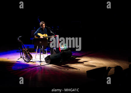 Mailand, Italien. 16 Apr, 2018. Jack Savoretti auf der Bühne am Teatro Dal Verme in Mailand für seine Akustik Tour. Credit: Valeria Portinari/Pacific Press/Alamy leben Nachrichten Stockfoto