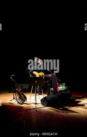 Mailand, Italien. 16 Apr, 2018. Jack Savoretti auf der Bühne am Teatro Dal Verme in Mailand für seine Akustik Tour. Credit: Valeria Portinari/Pacific Press/Alamy leben Nachrichten Stockfoto