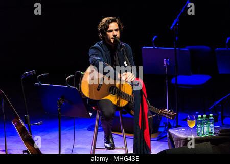 Mailand, Italien. 16 Apr, 2018. Jack Savoretti auf der Bühne am Teatro Dal Verme in Mailand für seine Akustik Tour. Credit: Valeria Portinari/Pacific Press/Alamy leben Nachrichten Stockfoto