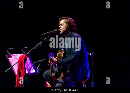 Mailand, Italien. 16 Apr, 2018. Jack Savoretti auf der Bühne am Teatro Dal Verme in Mailand für seine Akustik Tour. Credit: Valeria Portinari/Pacific Press/Alamy leben Nachrichten Stockfoto