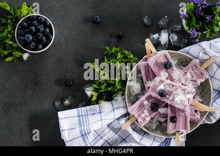 Hausgemachten blueberry Eis Eis am Stiel auf dunklen backgrund Stockfoto
