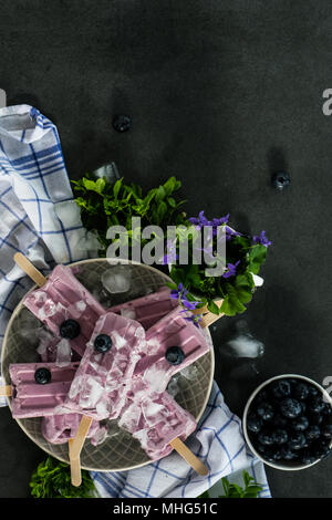 Hausgemachten blueberry Eis Eis am Stiel auf dunklen backgrund Stockfoto