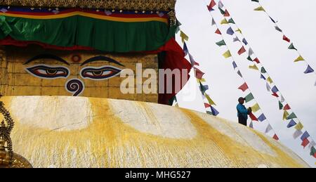 Kathmandu, Nepal. 30 Apr, 2018. Ein Devotee ordnet Gebetsfahnen an Swayambhunath Stupa. Nepalesische Anhänger feiern 2562 Buddha Jayanti, den Geburtstag von Buddha Gebete an buddhistischen Heiligtümer wie Swayambhunath und Boudhanath in Kathmandu, Nepal. Hindus und Budhhists feiern Buddha Jayanti die Geburt von Siddhartha Gautam als Buddha zu markieren. Credit: Archana Shrestha/Pacific Press/Alamy leben Nachrichten Stockfoto