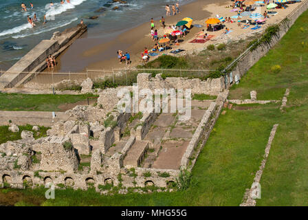 Ruinen der Villa di Tiberio und Strand, Terracina, Latium, Italien Stockfoto